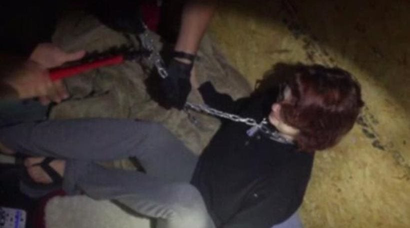 Συγκλονιστικό βίντεο: Η στιγμή της απελευθέρωσης μιας γυναίκας που ήταν αιχμάλωτη του βιαστή της επί δύο μήνες!